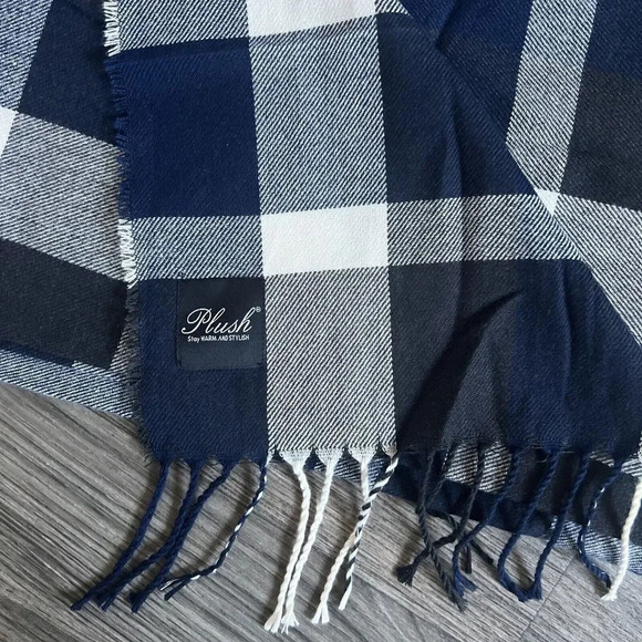 Plush Apparel Checkered Plaid‎ Blanket Scarf Blue And White OS - Picture 4 of 7